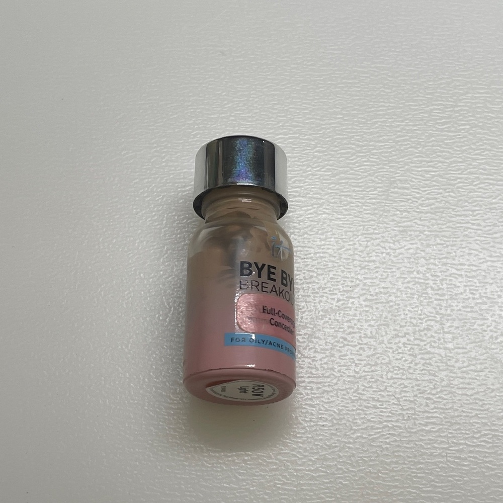 It Cosmetics light Bye Bye Breakout Full Coverage Treatment Concealer